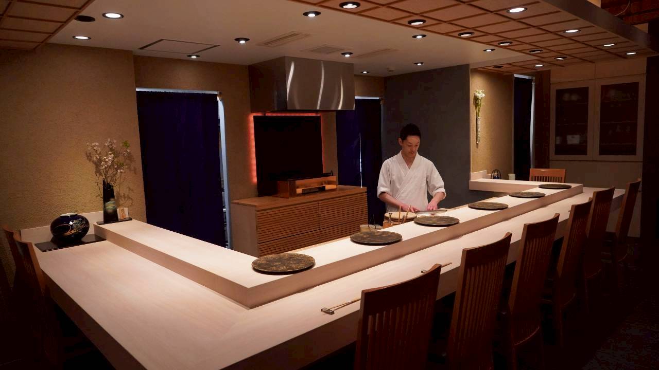 麻布十番の8席寿司店が5月にリニューアルオープン、日本酒は片道2時間の買付けでリピーター4割
